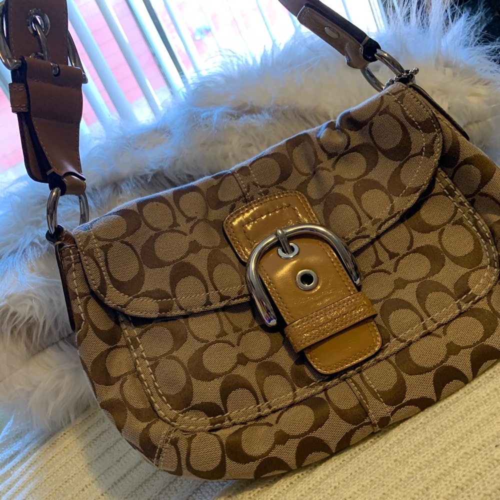 Authentic coach shoulder bag! Light use